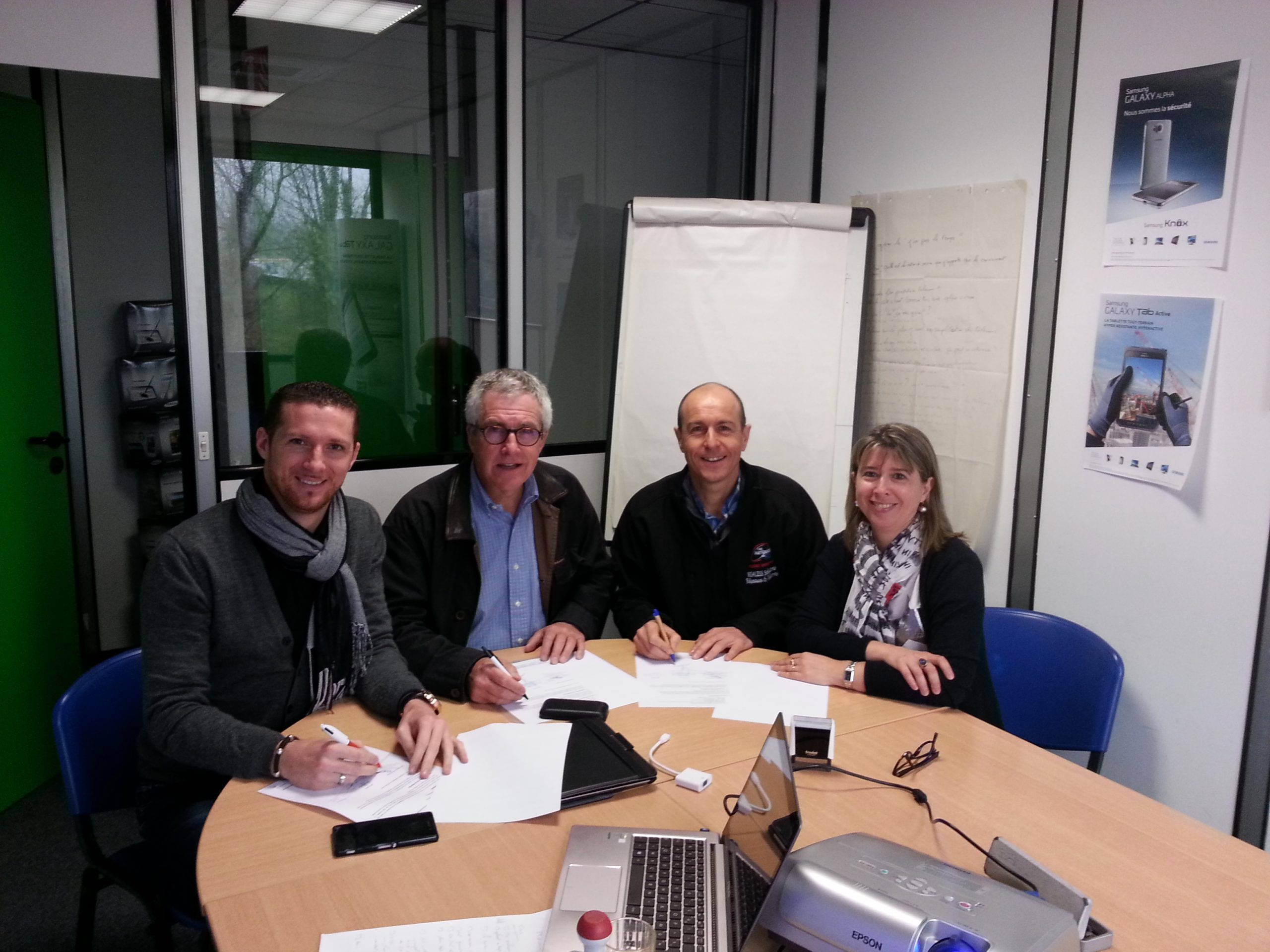 Bee Abeille - signature du contrat avec Realiss et Hipcom